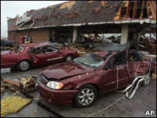 Loja destruída pelo tornado em Joplin, EUA. | Foto: AP