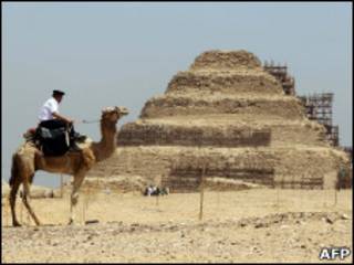 Pirâmide no sítio arqueológico de Saqqara
