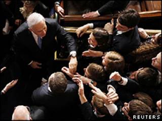 Netanyahu foi aplaudido durante o discurso e recebeu os cumprimentos dos congressistas depois (Reuters)