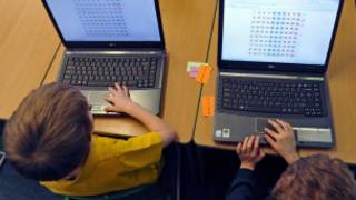 Niños con una computadora