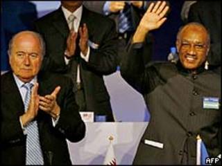 Sepp Blatter (esquerda) Mohammed Bin Hammam/AFP