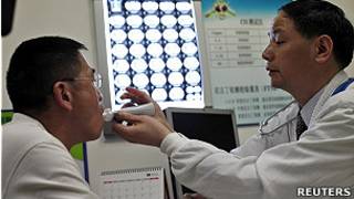 上海瑞金醫院內一名醫生為病人測量體內一氧化碳水平(27/4/2011)