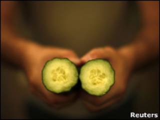 Homem mostra um pepino produzido no sul da Espanha. Foto: Reuters