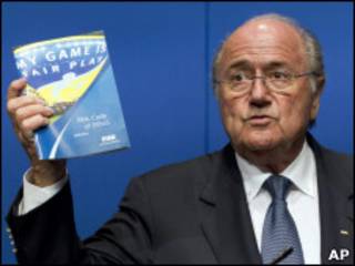Blatter mostra código de ética da Fifa durante entrevista na segunda-feira