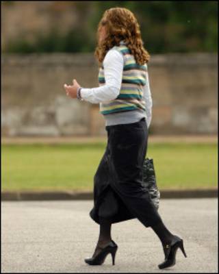 Martyn Crute saindo de tribunal de Lincoln vestido de mulher (foto: Caters)