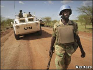 Soldado da força de paz da ONU patrulha Abyei