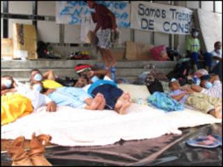 Greve de fome diante da embaixada brasileira (Foto: Claudia Jardim - BBC Brasil)
