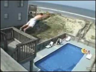 Reprodução de vídeo mostrando o balconing na internet (Imagem cedida pelo Sistema de Emergências das Ilhas Baleares)