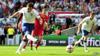 Uwo mupira umaze guterwa na Frank Lampard