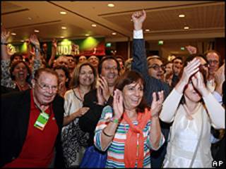 Partidários do PSD, de centro-direita, comemoram pesquisas boca de urna em Lisboa (AP)