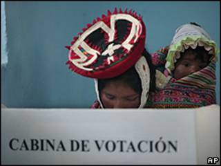 Indígena Quechua vota em eleições do Peru (AP)