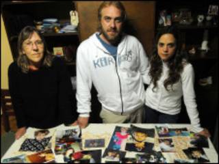 Adrián Unchalo, com a família e fotos do filho que não vê há 10 anos (Foto: Diario El Día)