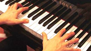 Umuhanzi ari kuvuza icyuma cy'umuziki piano