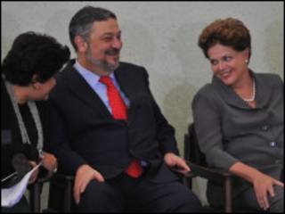 Palocci com a ministra Izabella Teixeira e a presidente Dilma Rousseff, nesta terça (Foto: Ag. Brasil)