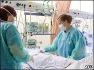 Enfermeiras cuidam de paciente com infecção pela E.coli em hospital de Luebeck, no norte da Alemanha