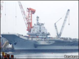 O porta-aviões no porto de Dalian (Foto: Reuters)