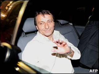Cesare Battisti deixa prisão em Brasília (Foto: AFP/ Getty Images)