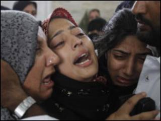 Wasu mata suna kuka sakamakon harin da aka kai a Pakistan