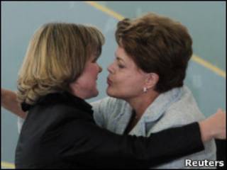 Gleisi e Dilma se cumprimentam na posse da nova ministra (Reuters)