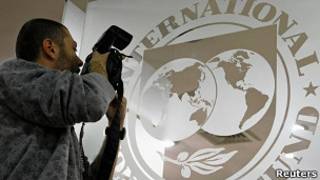 Фотограф рядом с эмблемой МВФ