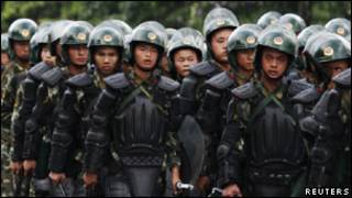 中国武警进入广州新塘(资料照片)