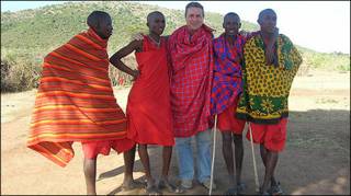 Sánchez com a tribo Masai, na África (foto: Jorge Sánchez)