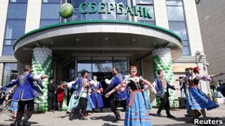 Танцы перед отделением "Сбербанка"