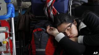 Passageira dorme enquanto espera voo no Aeroparque, em Buenos Aires