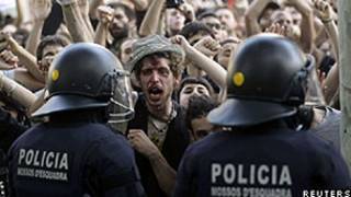 Manifestantes e tropa de choque em Barcelona (Reuters)