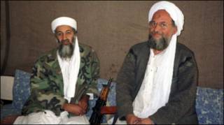 Ayman al-Zawahiri bên tay trái Bin Laden