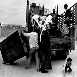 Palestinos deixam aldeia durante a guerra de 1948 (foto: cortesia Zochrot)