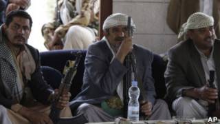 الشيخ صادق الأحمر(وسط) في منزله بصنعاء