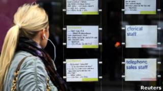 Женщина в Лондоне читает объявления о найме на работу