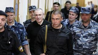 Михаил Ходорковский с конвоем