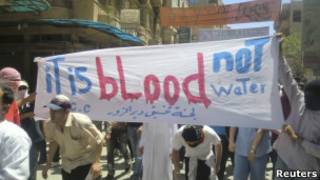 Участники протестов в Сирии