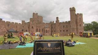 Bombeiros apagam fogo no Castelo de Peckforton (Foto: BBC)
