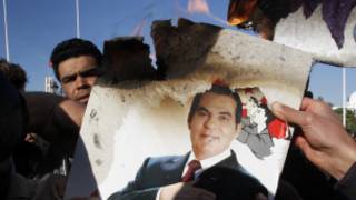 متظاهرون يحرقون صورة لبن علي