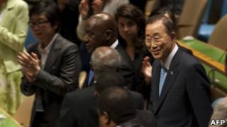 Ban Ki-Moon é aplaudido após ser reeleito como secretário-geral da ONU