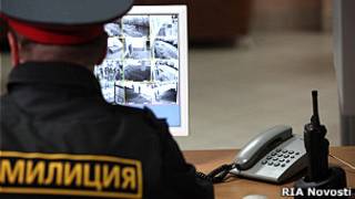 Сотрудник полиции смотрит на монитор камер слежения