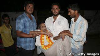 Brij Biahri Pandey, de 108 anos, é auxiliado por parentes após ser solto da prisão de Goarakhpur, em junho de 2011 (AFP Getty Images)