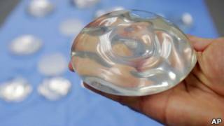 Implante de silicone tradicional, em foto de arquivo (AP)