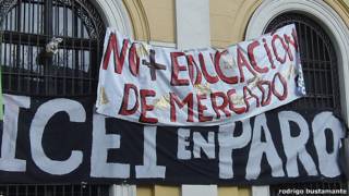 Panacartas cubren la fachada de la universidad nacional en Santiago