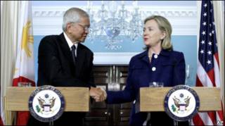 Ông Del Rosario và bà Clinton tại cuộc họp báo chung 23/06/2011