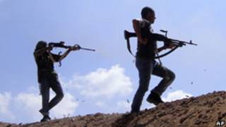 Rebeldes líbios disparam contra as forças de Khadafi em Misrata (AP)