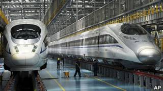 上海虹橋高鐵機務段內的兩列CRH380型高鐵動車組(16/6/2011)