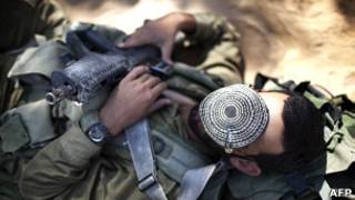 Soldado israelense descansa durante exercício militar (Foto: AFP)