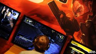 Usuário joga videogame no evento de eletrônica E3, em Los Angeles. Foto: AFP
