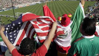 Aficionados en el Rose Bowl de Pasadena