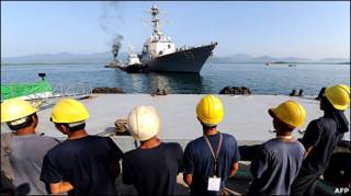 Công nhân đứng nhìn tàu chiến USS Chung Hoon của Hoa Kỳ đang chuẩn bị tập trận chung cùng quân đội Philippines