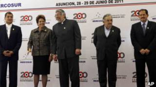 Presidentes do Equador, do Brasil, do Paraguai, do Uruguai e o vice-presidente da Colômbia, em foto da Cúpula do Mercosul (AP)